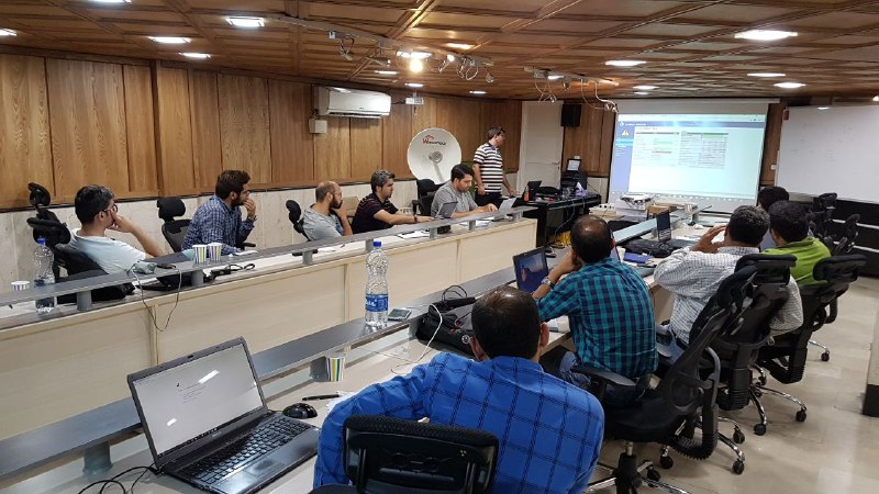 در حال برگزاری کارگاه موتورولا کمبیوم PTP650 در کمپ وایرلس مرداد ۹۶